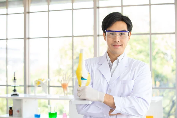 Imagen Retrato Hombre Asiático Científico Investigador Con Capa Blanca Cristalería — Foto de Stock