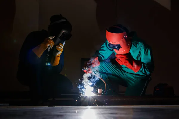 Ingénieur Travaillant Nuit Dans Atelier Usine Deux Mécaniciens Portant Des — Photo