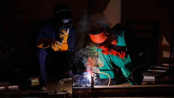 Dva Inženýři Pracují Noci Tmě Mechanici Mechanických Kombinézách Spolupracují Svařování — Stock fotografie