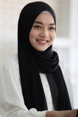 Siyah tesettürlü Müslüman iş kadınları iş anlaşmalarında el sıkışıyorlar. Gülümseyen bir yüzle İş konseptiyle.