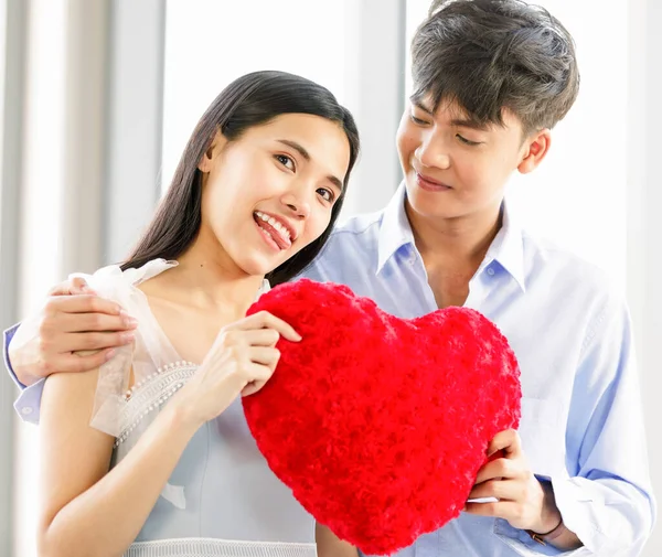 Asiático Hombre Mujer Amantes Abrazo Celebración Junto Con Corazón Forma — Foto de Stock