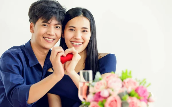 Asiático Hombre Mujer Amantes Abrazar Mano Rojo Corazón Forma — Foto de Stock