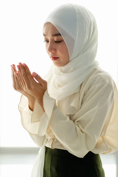 Genç Güzel Asyalı Müslüman Kadın Saygılı Sakin Bir Şekilde Dua — Stok fotoğraf