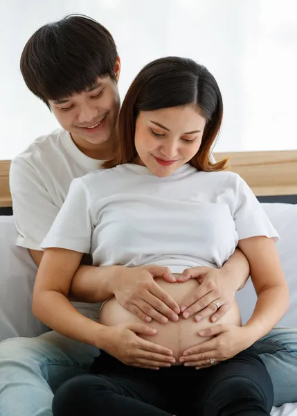 Vřelý Rodinný Koncept Muž Žena Milenec Dotýká Břicha Těhotné Ženy — Stock fotografie