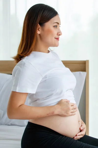 Feliz Joven Sonriente Hermosa Mujer Embarazada Asiática Sentada Una Cama — Foto de Stock