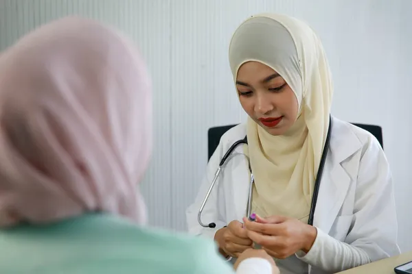 Doctora Musulmana Joven Que Prepara Jeringa Médica Para Administrar Inyección —  Fotos de Stock