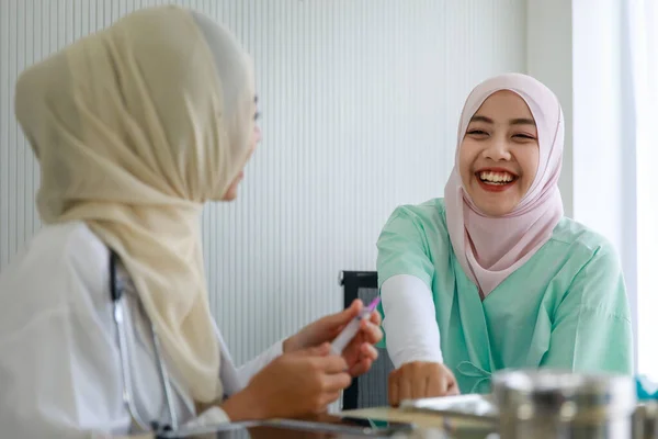 Junge Muslimische Ärztin Bereitet Medizinische Spritze Für Die Verabreichung Von — Stockfoto