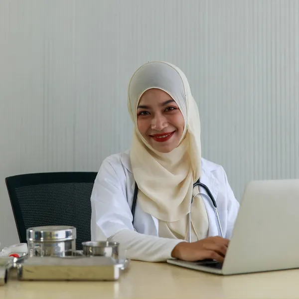 Jeune Musulmane Médecin Travaillant Avec Son Ordinateur Portable Sur Bureau — Photo