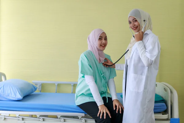 Hastane Yatağında Yatarken Hastanede Steteskopla Müslüman Hastanın Kalbini Kontrol Eden — Stok fotoğraf