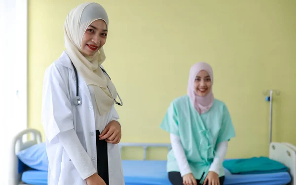 Portrét Mladé Muslimky Lékaře Spolu Muslimským Pacientem Pózujícím Kameře — Stock fotografie
