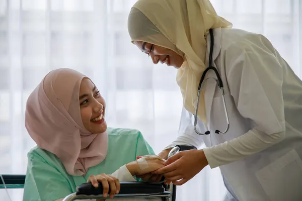 Mujer Joven Muslim Médico Hablando Animando Los Jóvenes Enfermos Muslim —  Fotos de Stock