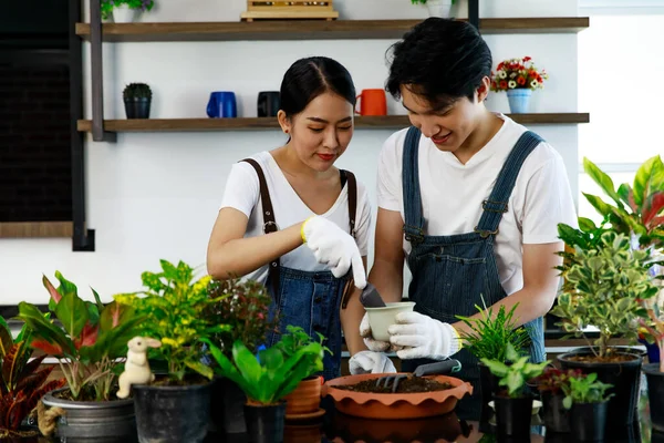 Jovem Casal Asiático Vestindo Jean Geral Branco Shirt Fazendo Jardinagem — Fotografia de Stock