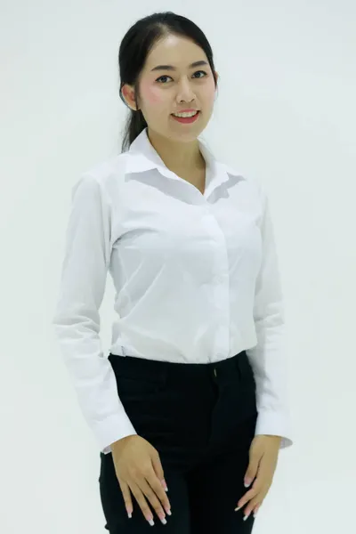 Asiatische Junge Schöne Brünette Geschäftsfrau Lächelt Die Kamera Vor Weißem — Stockfoto
