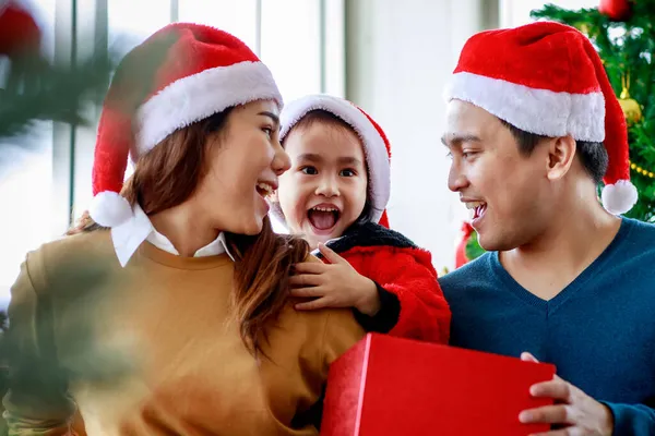 Szczęśliwy Azji Rodzina Ojciec Matka Córka Nosi Sweter Czerwono Białym — Zdjęcie stockowe