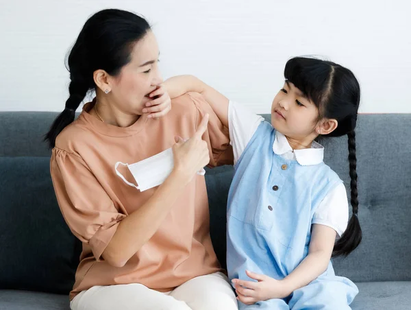 Asiatische Schöne Mutter Sitzt Auf Sofa Wohnzimmer Helfen Kleine Süße — Stockfoto