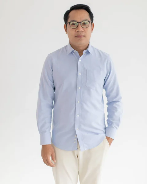 亚洲快乐中年胖胖的男模身穿蓝色休闲装的光学眼镜 站在镜头前或白墙前微笑看着相机的特写镜头 — 图库照片