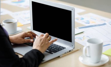 Asya 'da orta yaşlı, mutlu, kendine güvenen, başarılı, resmi takım elbiseli bir iş kadını sekreteri. Çalışma masasında oturmuş dizüstü bilgisayarında bilgi yazıyor..