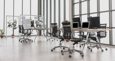 Ofiste birden fazla cam pencereli toplantı odası ve masaüstü bilgisayarlı konferans masaları.