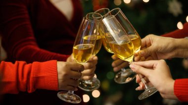 Mutlu ilişkinin tadını çıkaran neşeli kadın arkadaşlar tarafından Noel partisinde kadeh tokuşturulan içki kadehleri. Eski tarz resme uyması için biraz gürültü ekle.