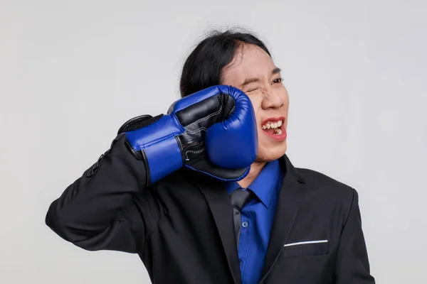 Geïsoleerde Studio Shot Van Aziatische Gekke Stress Onderdrukken Gekke Mannelijke — Stockfoto