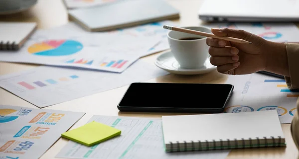 Nicht Wiederzuerkennende Unbekannte Halten Bleistift Der Hand Bei Der Arbeit — Stockfoto