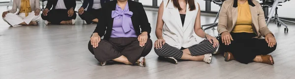 Seis Mujeres Negocios Asiáticas Sentadas Suelo Oficina Con Múltiples Ventanas — Foto de Stock