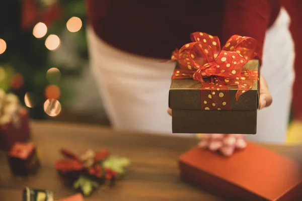 Persona Suéter Llevar Maravillosa Caja Regalo Con Hermoso Arco Tomar —  Fotos de Stock