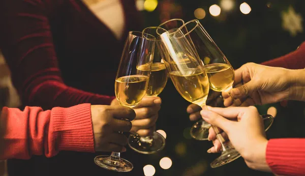 Mutlu ilişkinin tadını çıkaran neşeli kadın arkadaşlar tarafından Noel partisinde kadeh tokuşturulan içki kadehleri. Eski tarz resme uyması için biraz gürültü ekle.