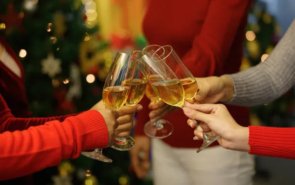 Gala partisinde grup başarısını ve neşeli ilişkiyi kutlamak için bayram etkinliğini başlatmak için birlikte süveter tokuşturup içki içen kadınlar. Eski tarz imaja uyması için biraz gürültü ekleyin..