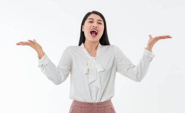 Uzun siyah saçlı, beyaz tişörtlü, pembe pantolonlu, mutluluktan kahkahalarla gülen ve elini kaldıran Asyalı yetişkin iş kadını izole beyaz arka planda boş fotokopi alanını sunmak için elini kaldırıyor.