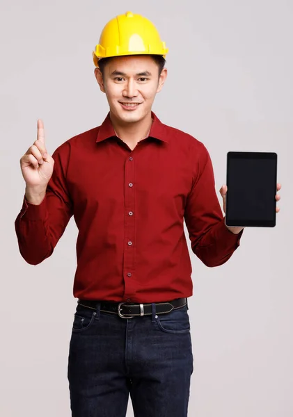 Tartalom Ázsiai Férfi Vállalkozó Biztonsági Sisak Áll Tabletta Fekete Képernyővel — Stock Fotó