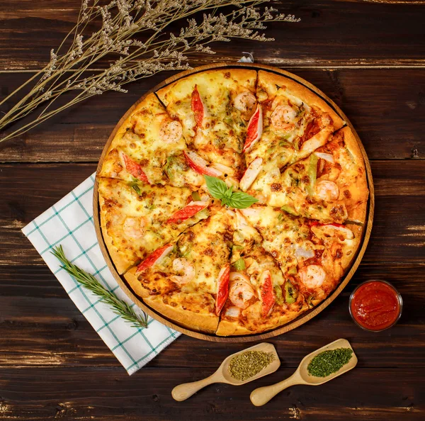 Banner Van Zelfgemaakte Zeevruchten Pizza Met Garnalen Krab Sticks Paprika — Stockfoto