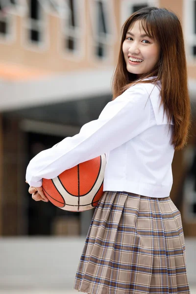 Retrato Jovem Estudante Asiática Segurando Basquete Mão Pose Inteligente Feliz — Fotografia de Stock