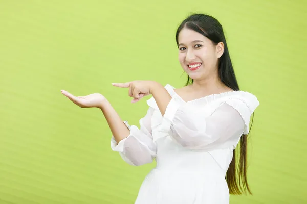 Imagen Retrato Asiática Sonriente Mujer Regordeta Usando Vestido Blanco Señora —  Fotos de Stock