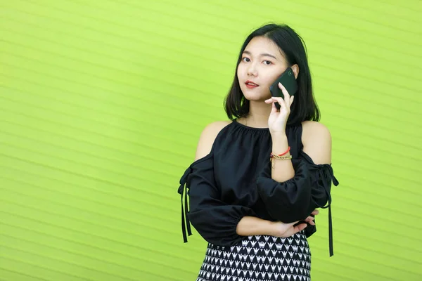 Asijské Usmívající Žena Baculatý Drží Ruční Smartphone Černých Šatech Obchodnice — Stock fotografie
