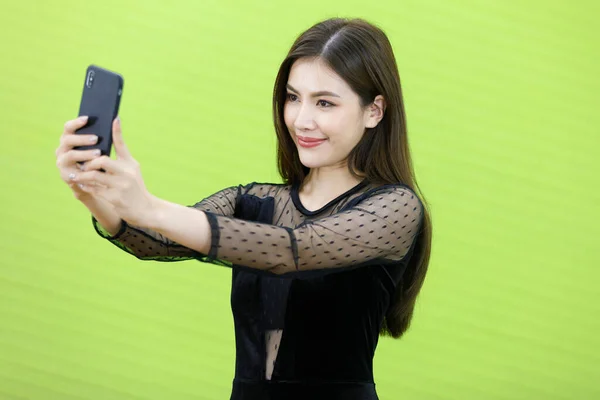 Asiática Sorrindo Mulher Vestindo Terno Preto Empresária Segurando Smartphone Mão — Fotografia de Stock