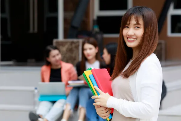 Молодые Симпатичные Азиатские Студентки Держащие Книги Позируют Перед Камерой Группой — стоковое фото