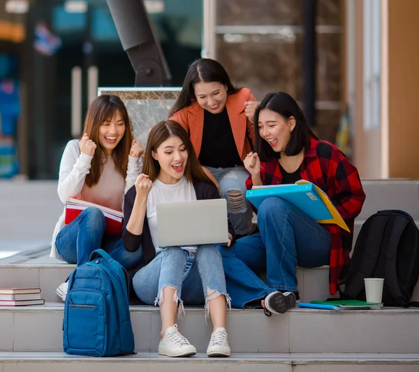 Grupa Azjatyckich Studentek Zbiera Się Laptopie Świętuje Sukces Zaciśniętymi Pięściami — Zdjęcie stockowe