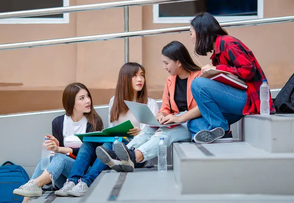 Kompania Azjatyckich Studentek Zbierająca Się Schodach Kampusie Uniwersyteckim Omawiająca Wspólnie — Zdjęcie stockowe