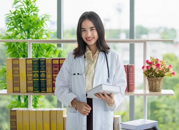 Foto Dari Para Dokter Muda Asia Dewasa Yang Profesional Dan — Stok Foto