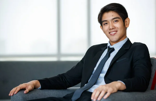 Portret 20S Przystojny Młody Odnoszący Sukcesy Azjatycki Biznesmen Formalnym Garniturze — Zdjęcie stockowe