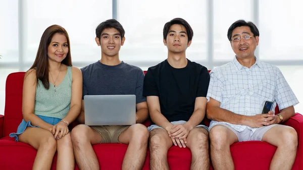 Чотирьом Членам Азіатської Сім Приємно Батьки Двома Дорослими Сидять Разом — стокове фото