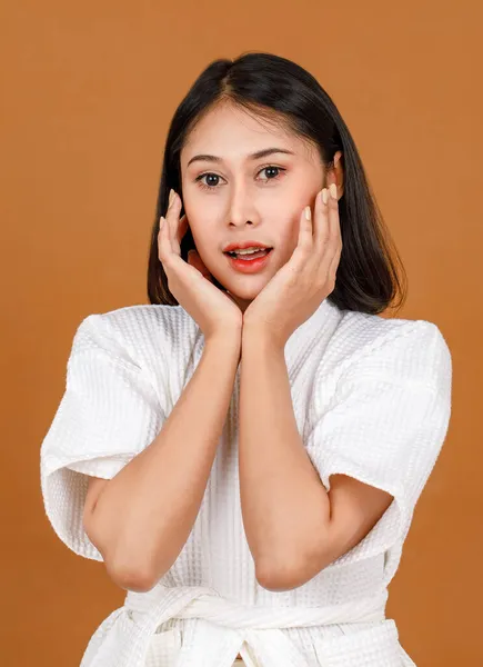 Porträtt Studio Skott Tusenåriga Unga Asiatiska Kort Svart Hår Kvinnlig — Stockfoto
