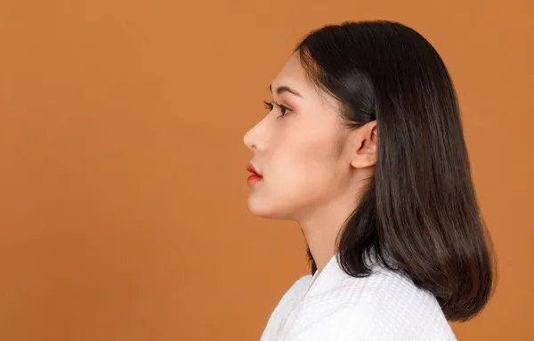 Close Studio Side View Shot Millennial Azji Czarny Krótkie Włosy — Zdjęcie stockowe