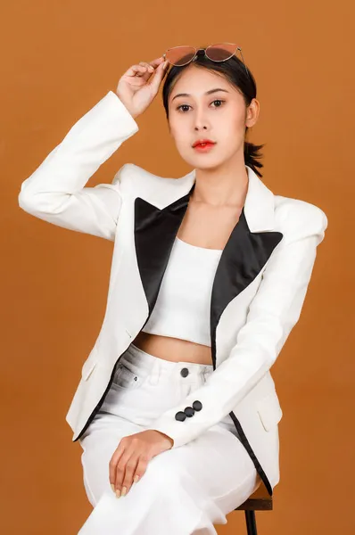Portrét Mladé Krásy Asijské Podnikatelek Černé Nosí Make Černé Bílé — Stock fotografie