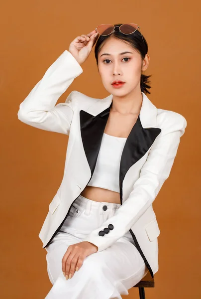 Porträtt Ung Och Skönhet Asiatisk Affärskvinna Svart Bär Smink Svart — Stockfoto