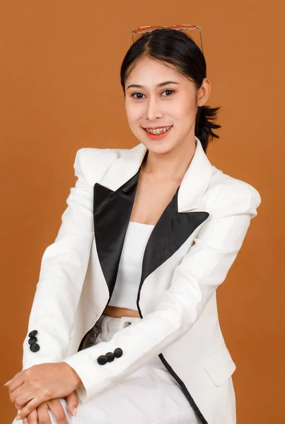 Asiatische Junge Geschäftsfrau Schwarzes Pferdeschwanzhaar Weibliches Modell Trägt Make Schwarz — Stockfoto