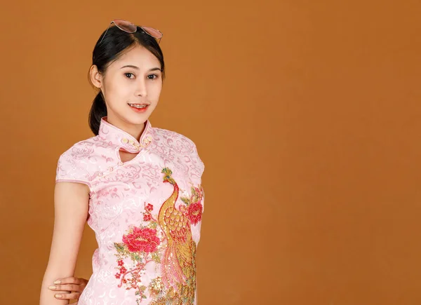 Portrait Studioaufnahme Von Tausendjährigen Asiatischen Weiblichen Modell Rosa Cheongsam Qipao — Stockfoto