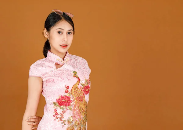 Portret Studio Strzał Tysiąclecia Azji Kobieta Model Różowym Cheongsam Qipao — Zdjęcie stockowe