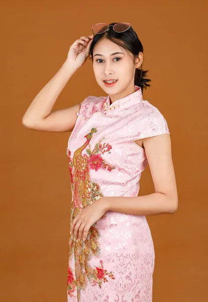Portret Schoonheid Actie Millennial Aziatische Vrouw Model Roze Cheongsam Qipao — Stockfoto